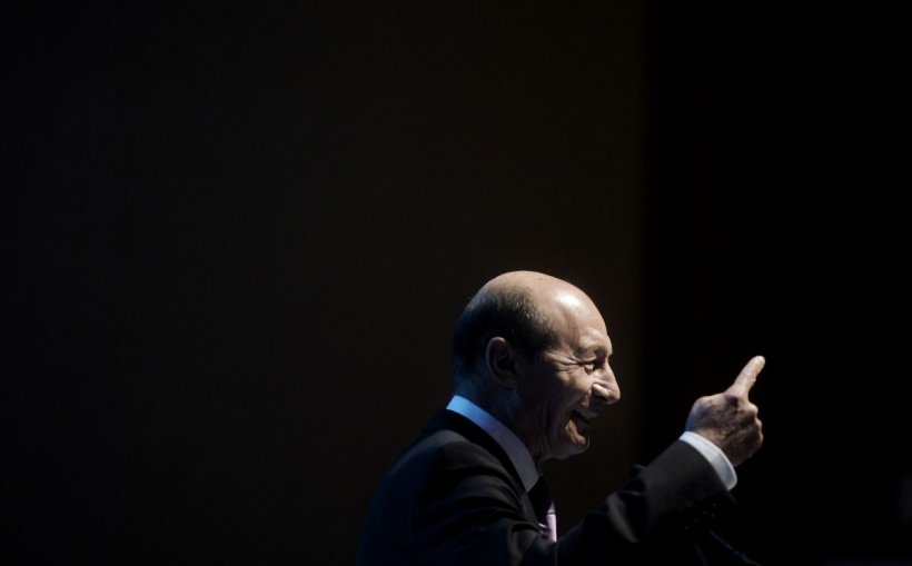 USR, ironic după apariţia "ciudată" a lui Băsescu: Să îl întrebe câte degete vede