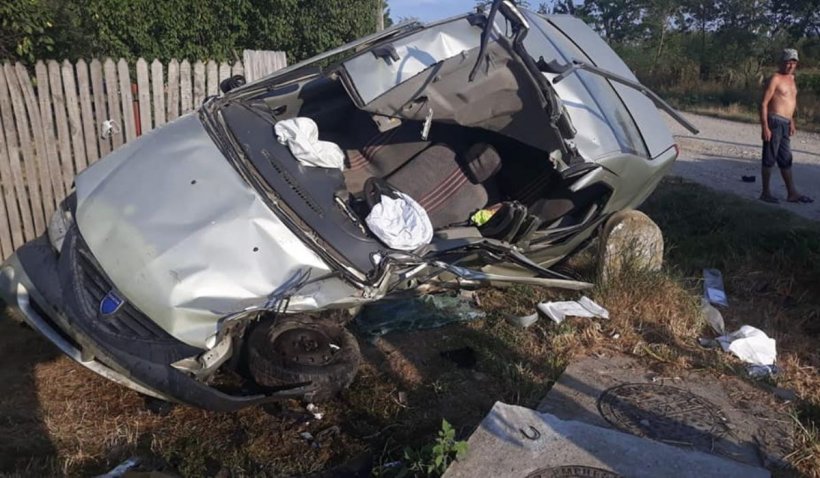 Logan distrus de un Golf 4, accident îngrozitor în Rătești, Argeș