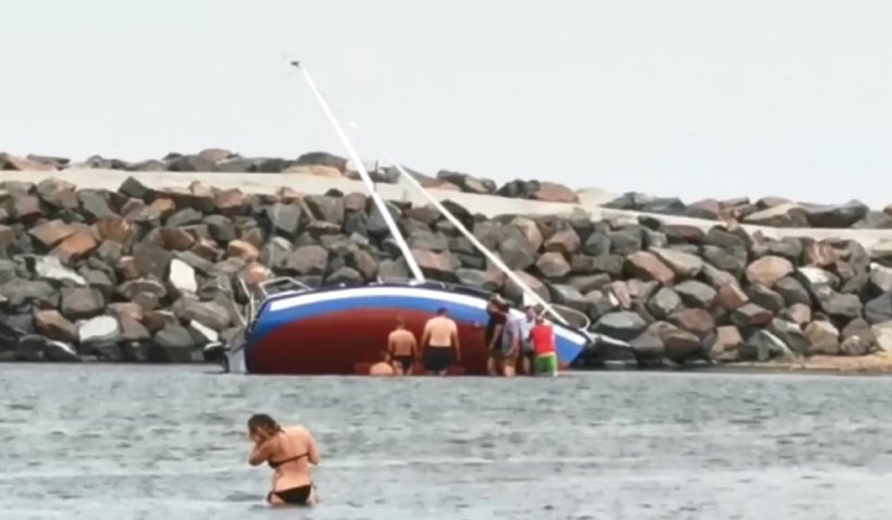 Un velier a eșuat pe o plajă din Constanța, chiar de Ziua Marinei