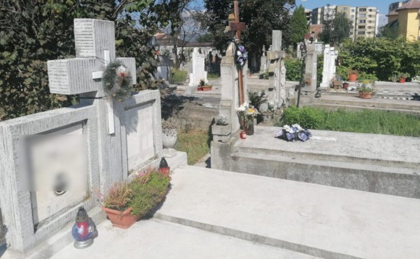 Imagini halucinante într-un cimitir din Alba Iulia. Femeie în costum de baie surprinsă făcând plajă pe piatra unui mormânt - FOTO