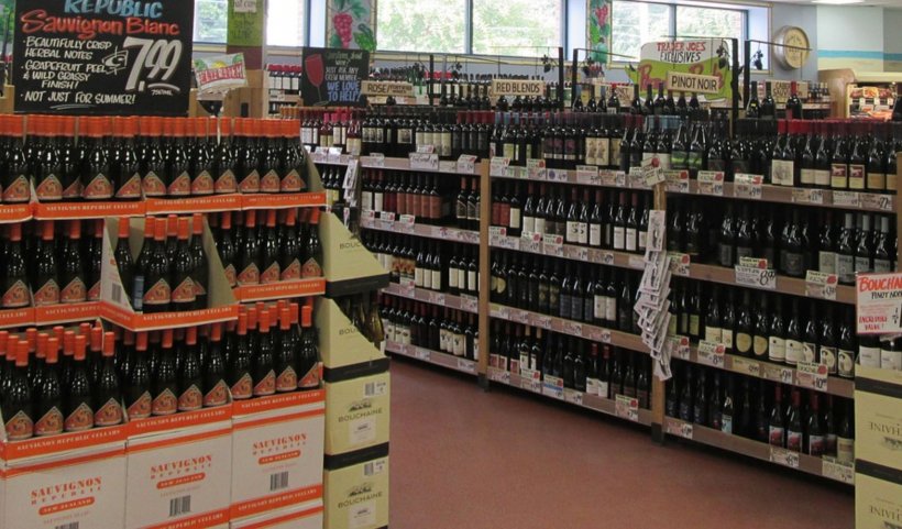 Un bărbat din Suceava a băut două sticle de whisky în timp ce s-a plimbat printr-un supermarket. Ce pedeapsă a primit 