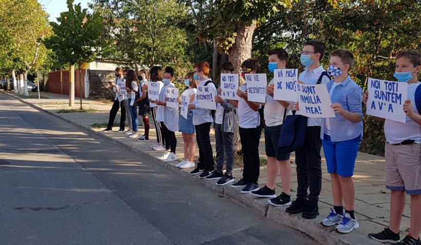 Protest la Liceul "Carmen Sylva" din Eforie, în prima zi de școală: "Nu ne despărțiți! Avem sentimente"