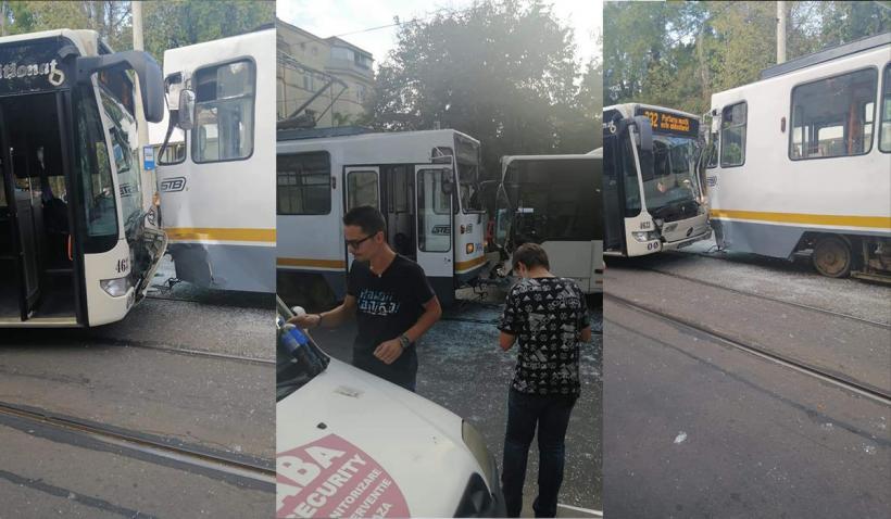 Şoferul unui autobuz a intrat în plin într-un tramvai, în Bucureşti. Geamuri sparte şi zeci de călători panicaţi