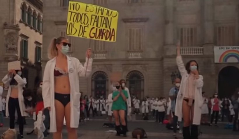 Medicii rezidenţi din Barcelona s-au dezbrăcat în stradă, în semn de protest
