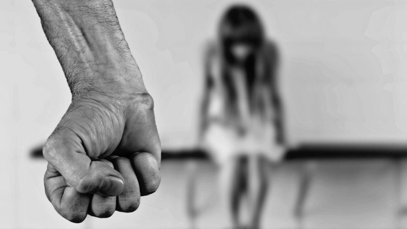 O tânără din Timiş şi-a denunţat tatăl pentru incest şi viol, abia după ce a rămas însărcinată cu el
