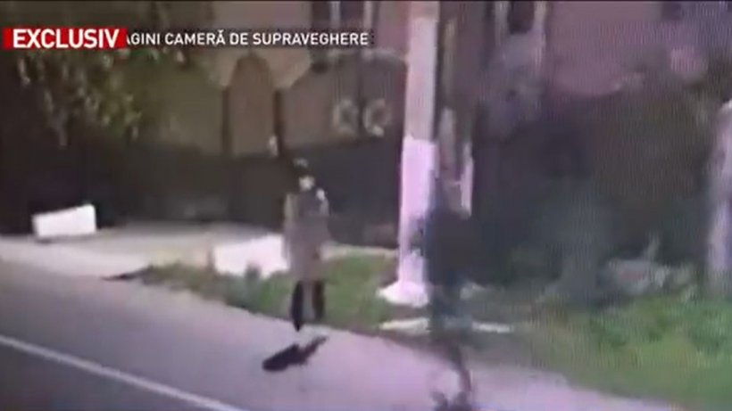 VIDEO. Tânără bătută cu sălbăticie în stradă de un adolescent și lăsată să zacă în șanțul de pe marginea drumului