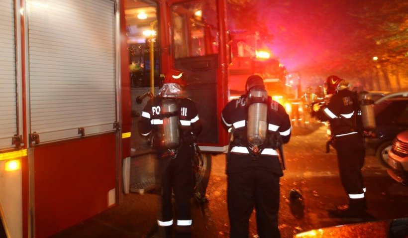 Incendiu violent într-un bloc din Prahova! O persoană a fost rănită și alte 30 de persoane au fost evacuate