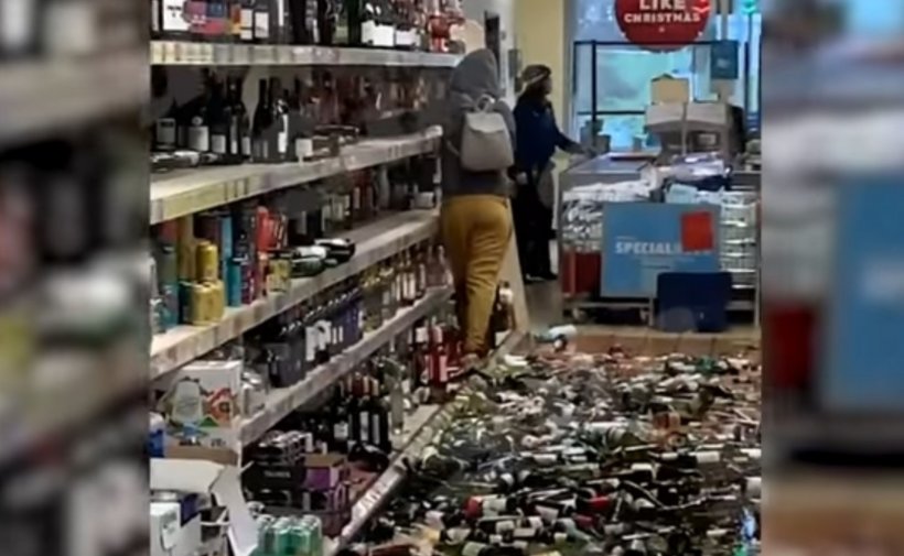 O femeie a făcut prăpăd la supermarket. A spart sute de sticle de băutură până să fie reținută de polițiști
