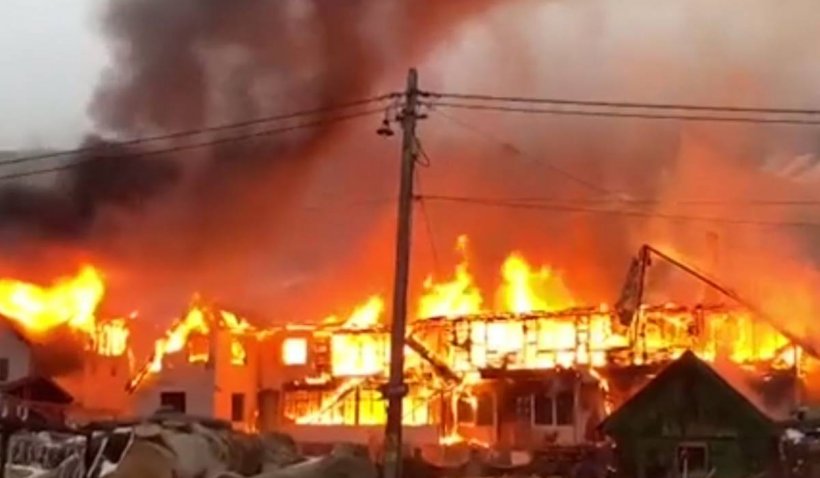 Incendiu violent în Moieciu de Sus. Au ars mai multe clădiri