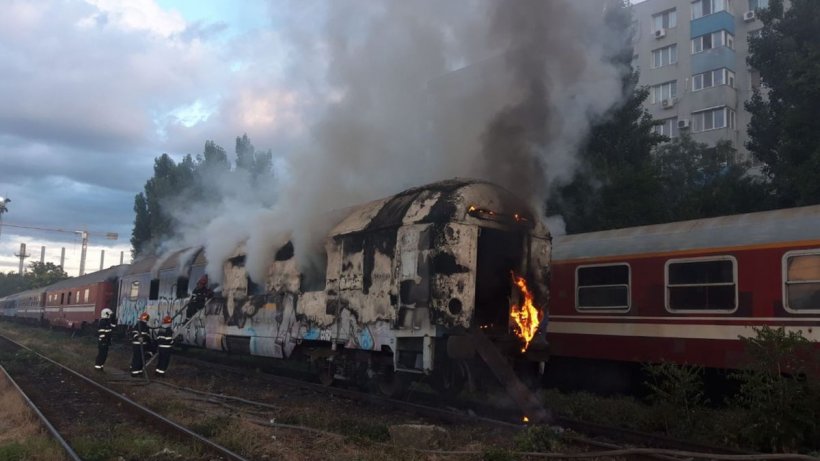 Alertă în Vâlcea! Incendiu la locomotiva unui tren care transporta propilenă