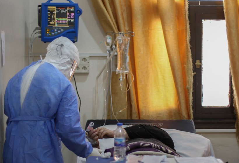 Imagini scandaloase la morga spitalului din Horezu. Morţii sunt lăsaţi pe jos, în sicrie sau pe mese