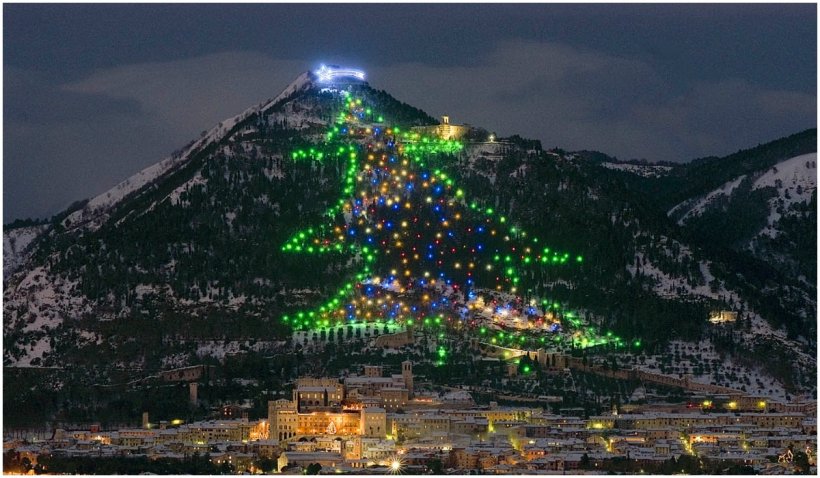 Cel mai mare pom de Crăciun din lume şi-a aprins luminiţele