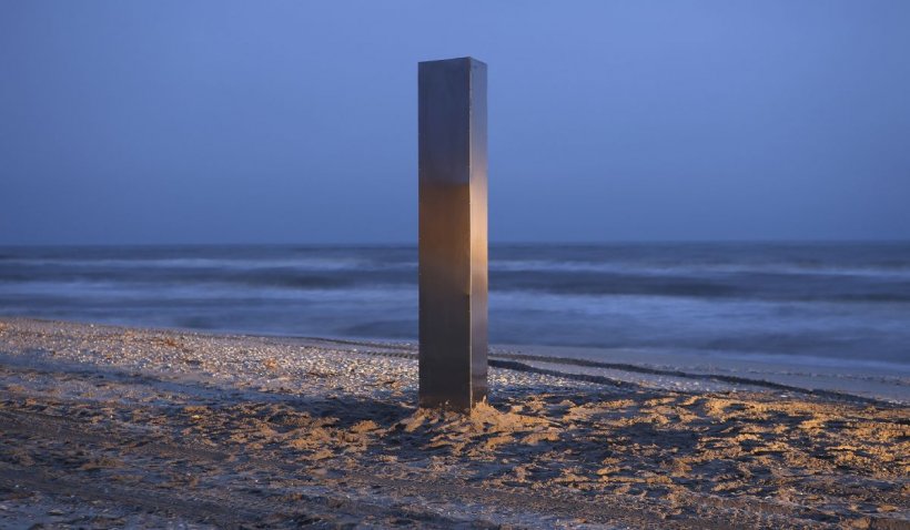 Extratereştrii au sudat un nou monolit şi l-au plantat pe plaja din Vadu, dar au lăsat urme de roţi pe nisip