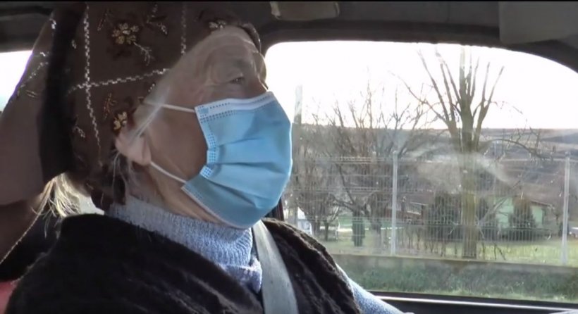 Şoferiţă la 74 de ani! O femeie din judeţul Cluj ştie să conducă maşina, mopedul, dar şi tractorul: ''E stăpână pe volan!''