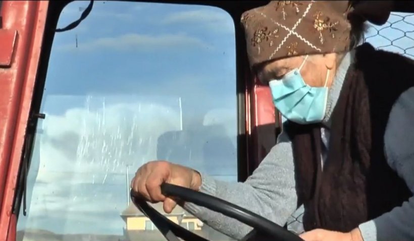 Şoferiţă la 74 de ani! O femeie din judeţul Cluj ştie să conducă maşina, mopedul, dar şi tractorul: ''E stăpână pe volan!'' 152