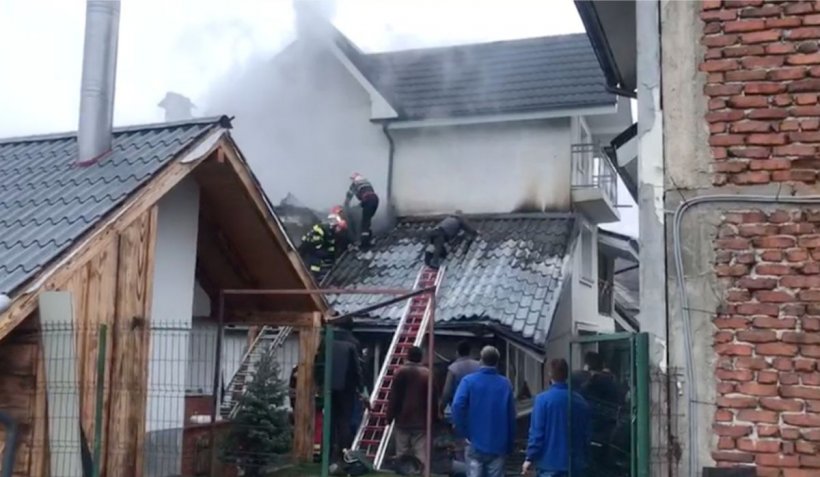 Incendiu la casa primarului din comuna Hârtiești, Argeș. Acoperişul locuinţei a ars