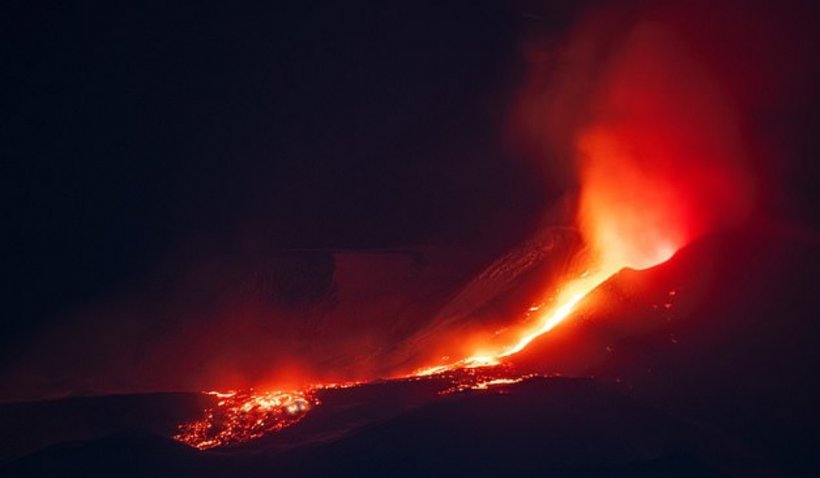 Erupție spectaculoasă a vulcanului Etna! Imagini inedite surprinse în Italia