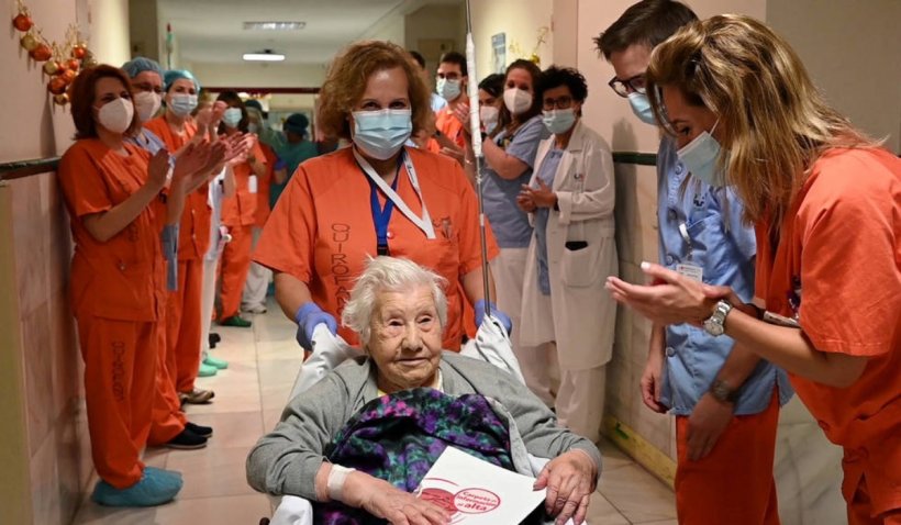 O pacientă de 104 ani din Spania a ieșit din spital în aplauzele medicilor, după ce s-a vindecat de COVID-19