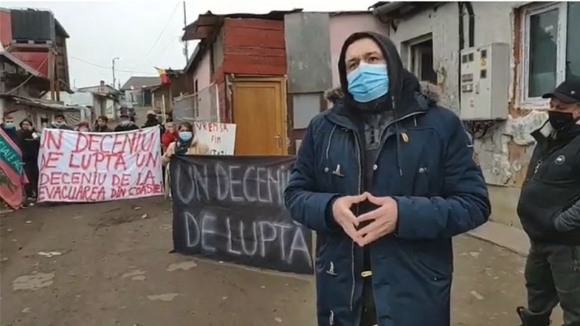 Protest al romilor din ghetoul clujean Pata Rât, faţă de mizeria în care trăiesc! Jandarmii le-au interzis să scandeze