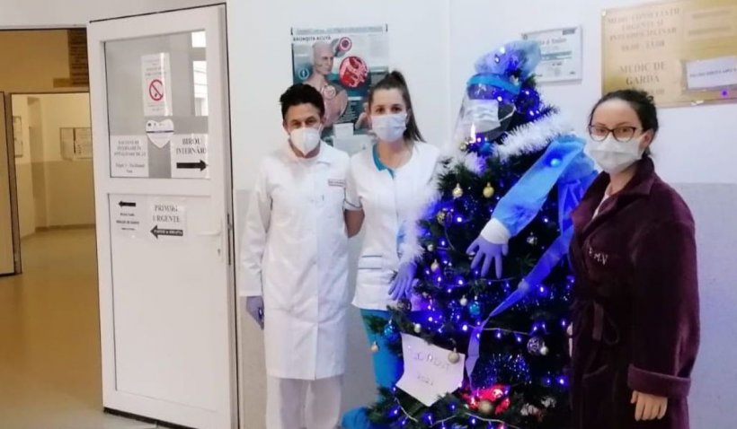La spitalul TBC din Sibiu bradul de Crăciun are mască şi halat medical
