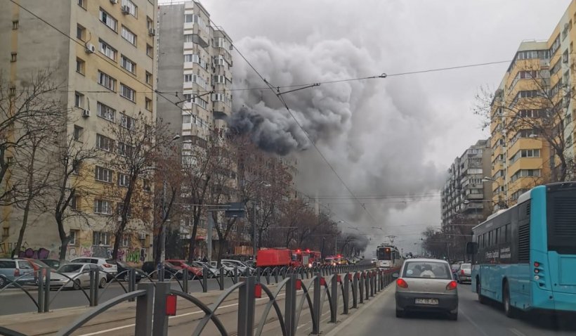 Incendiu uriaş într-un bloc de pe Şoseaua Colentina din Bucureşti