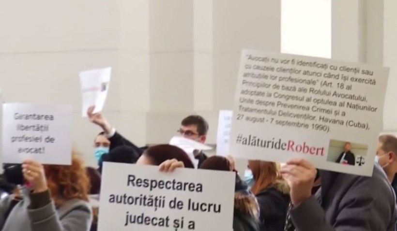 Protest cu sute de participanţi la Curtea de Apel Bucureşti după ce avocatul lui Paul Lambrino a fost condamnat la 5 ani de închisoare
