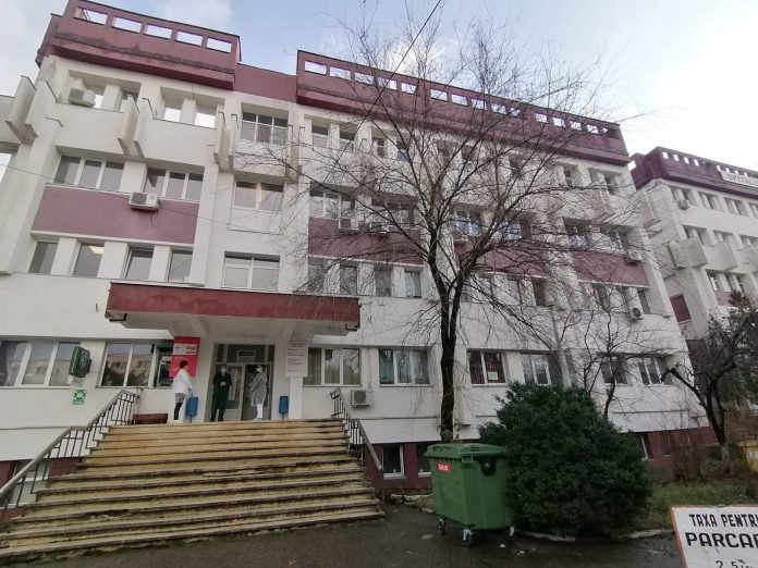 Un pacient s-a aruncat de la etajul patru al spitalului CFR din Ploiești şi a supravieţuit