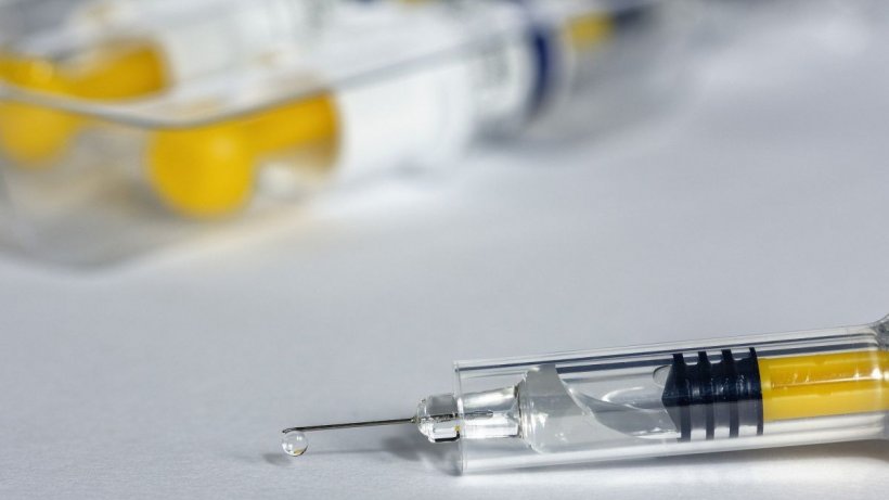 Vaccinul împotriva coronavirusului are mai puține efecte adverse decât paracetamolul. Explicația medicilor