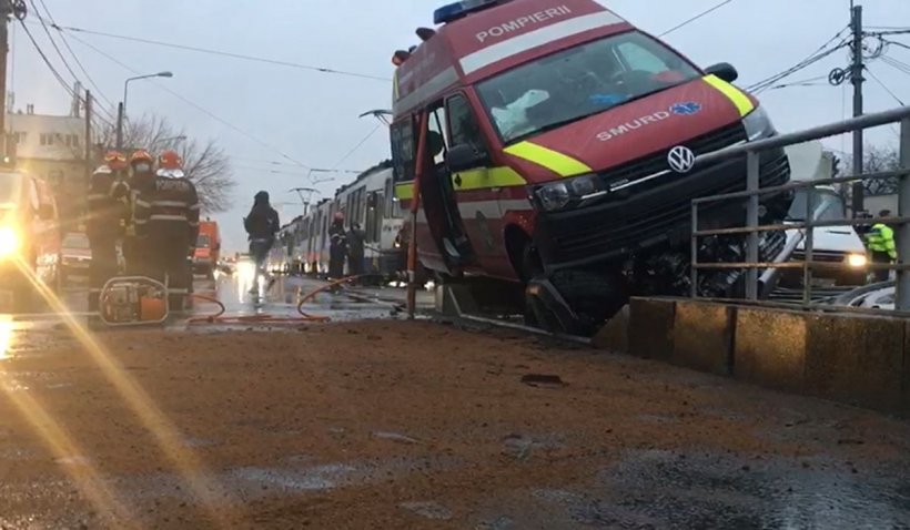 Accident grav în București. O ambulanţă a lovit un refugiu de tramvai. Trei persoane au fost rănite iar pompierii arată cu degetul spre STB