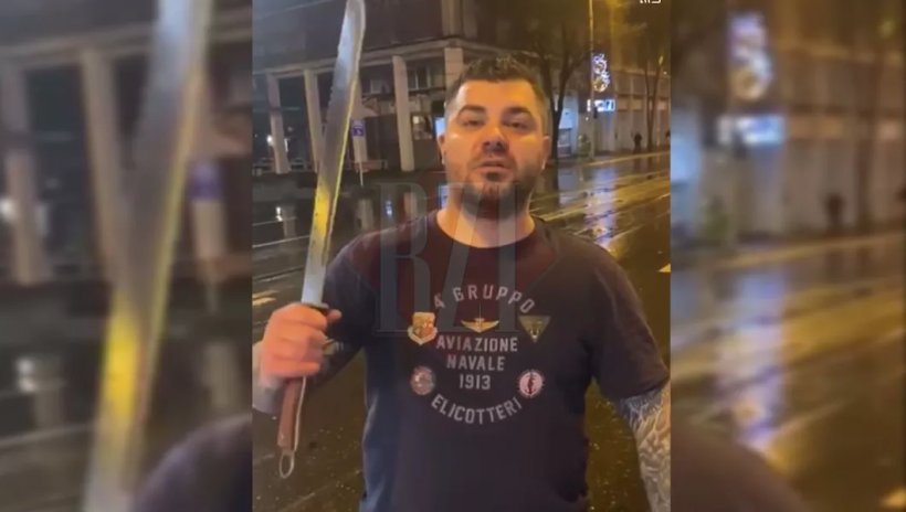 Alertă la Iași! Un interlop periculos filmat în timp ce își amenința cu o sabie rivalii din oraș