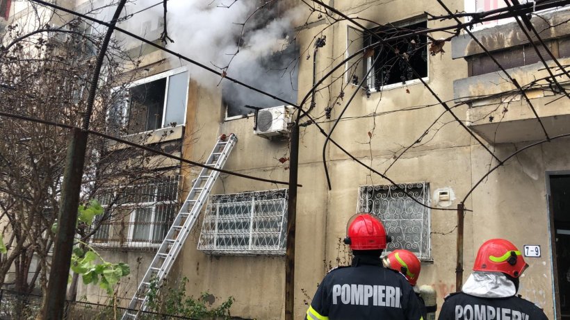 Un apartament din Capitală a luat foc! Nouă persoane au fost evacuate