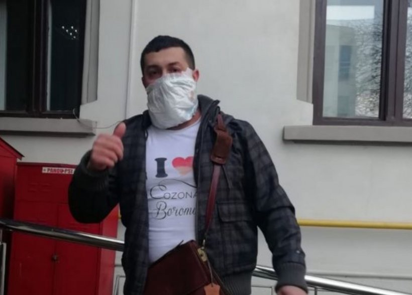 Un bărbat din Târgu-Jiu a folosit un pampers ca mască de protecție și a vrut să intre în Primărie. Cum au reacționat angajații instituției