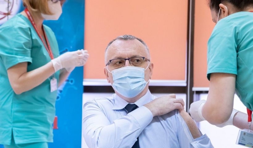 Cămaşa specială, "cu fereastră", cu care a mers ministrul Educaţiei, Sorin Cîmpeanu, la vaccinare