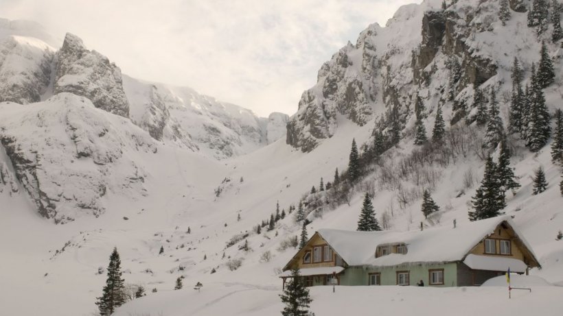 Avalanşă în Bucegi! Două tinere au fost prinse sub zăpadă