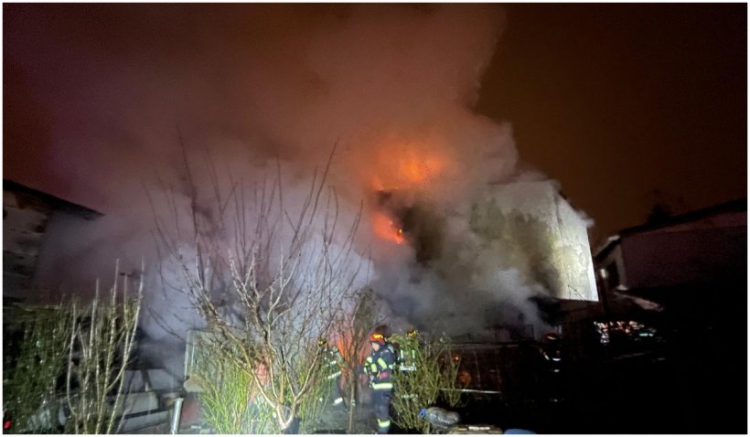 Incendiu violent în Bucureşti! O casă şi mai multe maşini au fost afectate. Pompierii au intervenit cu nouă autospeciale