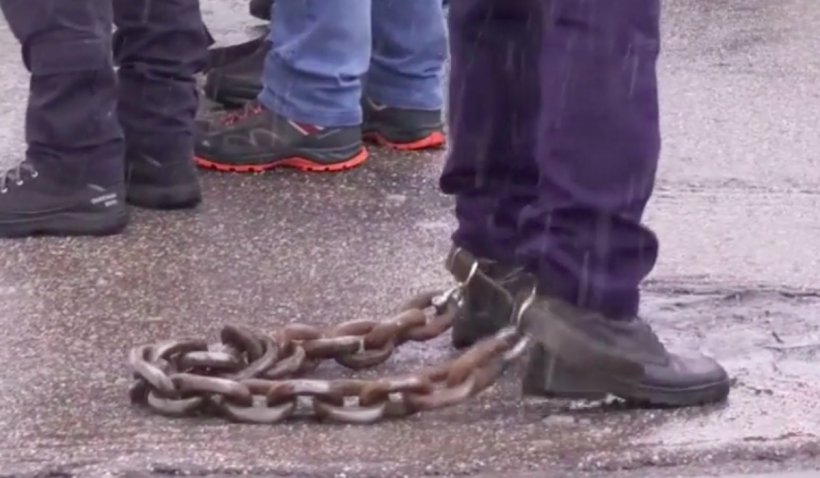 Polițiștii, legați cu lanțuri la picioare în fața MAI: "Suntem prizonierii incompetenței acestui Guvern"