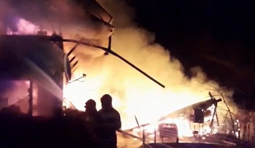 A luat foc un bloc de locuinţe din Braşov! Pompierii au găsit un cadavru carbonizat