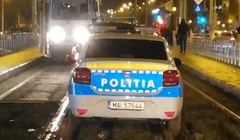 O maşină de Poliţie a rămas împotmolită în noroi pe liniile de tramvai, în Bucureşti