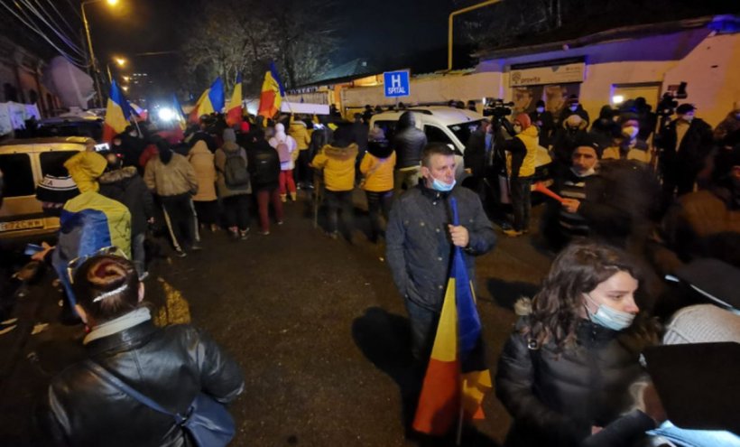 Nou protest în fața Institutului Matei Balş: "Nu vrem să fim conduși de hoți"