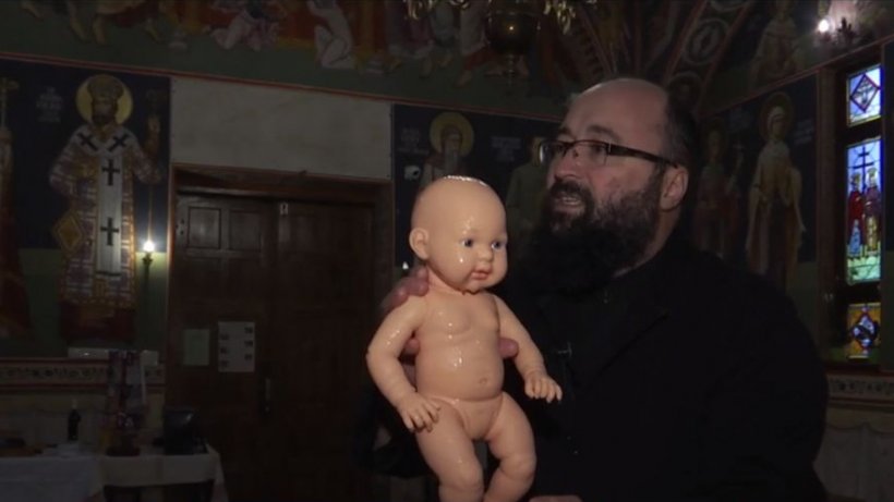Preotul Visarion Alexa arată care este tehnica corectă a scufundării bebeluşului în apa din cristelniţă: ''Nici trei secunde nu durează''