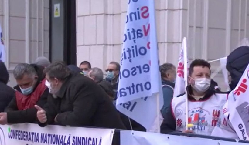 Protest la uşa austerităţii. Angajaţii din administraţie s-au dus la Ministerul de Finanţe să ceară salarii decente