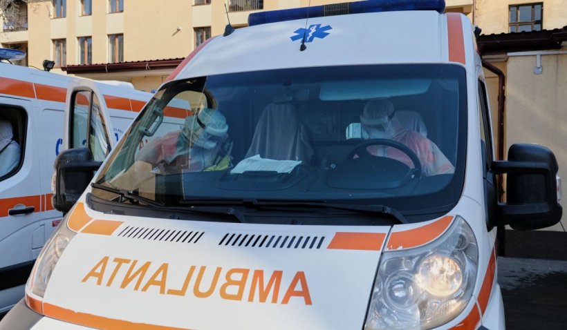 Viceprimarul comunei Grinţieş din Neamţ, luat cu ambulanţa după ce a fost bătut de primăriţă