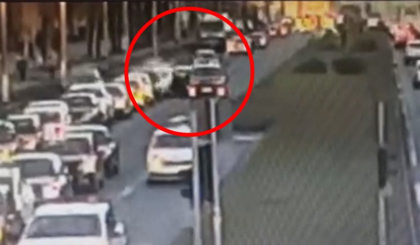 Accident Galaţi. Carambol cu 6 maşini după ce un şofer cu Mercedes a intrat în plin în maşinile care aşteptau la semafor