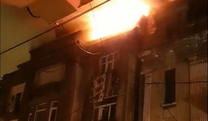 Incendiu violent în Capitală! A luat foc un bloc de pe strada Cameliei din Sectorul 1