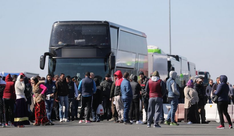 Şoferul unui autobuz plin cu români, chetă pentru şpagă la frontieră: "Pregătiţi câte 20 de euro fiecare"