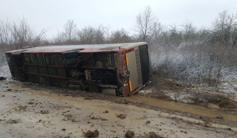 Un autocar cu 16 persoane s-a răsturnat în Caraş-Severin. A fost activat planul roşu