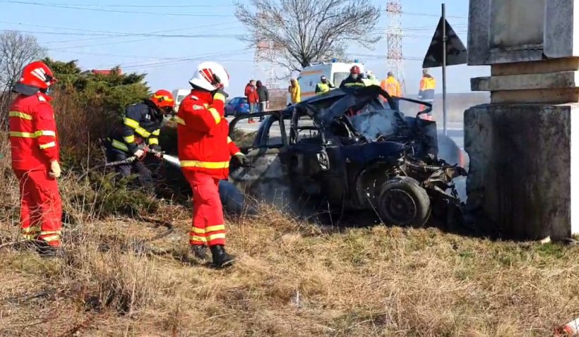 Tânăr carbonizat într-o maşină cuprinsă de flăcări, accident cumplit cu un ornament din beton, în Slatina