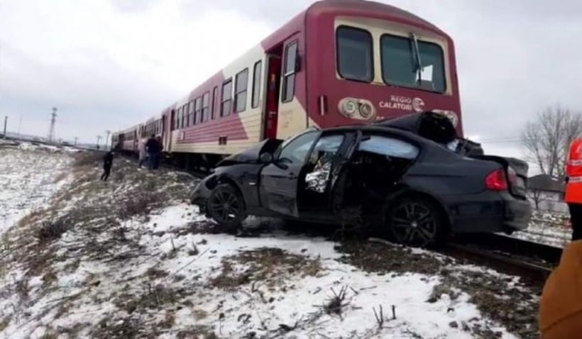 Doi morţi într-un BMW târât de un tren zeci de metri pe calea ferată, la Vlădeni, în Iaşi