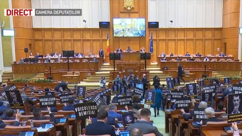 Protest în Parlament înaintea moţiunii simple depuse de PSD: ''Voiculescu demisia! 21 pacienţi arşi! Buget amputat!