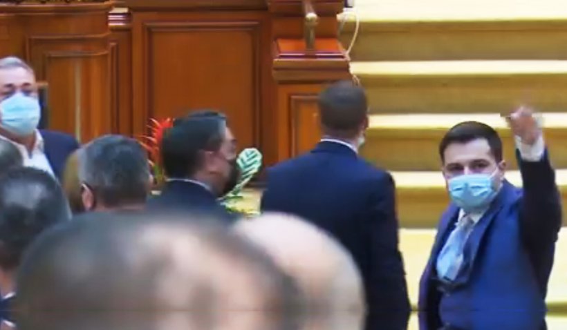 Scandal în Parlament la moţiunea împotriva lui Vlad Voiculescu. Preşedintele şedinţei le-a închis microfonul parlamentarilor PSD